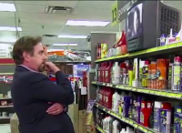 Photo de Patrick McKenna regardant la télévision dans un magasin